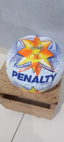 Vendo bola de futebol. Marca penalty. Nova