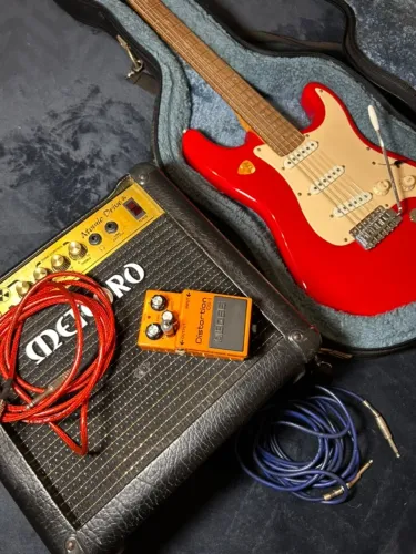 Kit Guitarra Premium: Squier Stratocaster (Fábrica Yako) + Boss DS-1 + Vários Brindes!