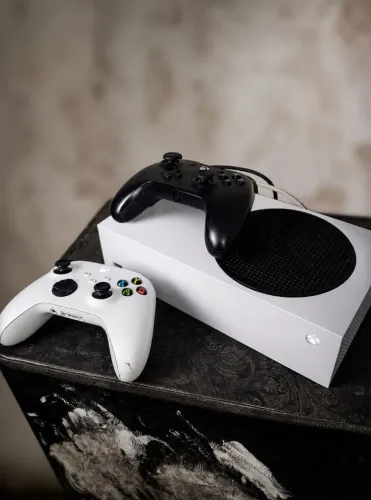 XBOX SERES S 2 CONTROLES COM CONTROLE GAMESIR VENDO OU TROCO EM PC