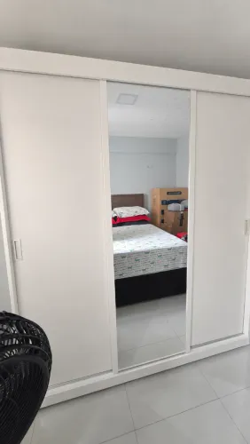 Guarda-roupa com espelho três portas