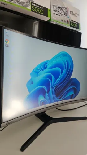 Monitor Samsung 27pl Curvo Full Hd 240Hz (Seminovo 3 meses de garantia)