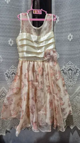 Vestido festa 10 e 12 anos. Usado apenas uma vez