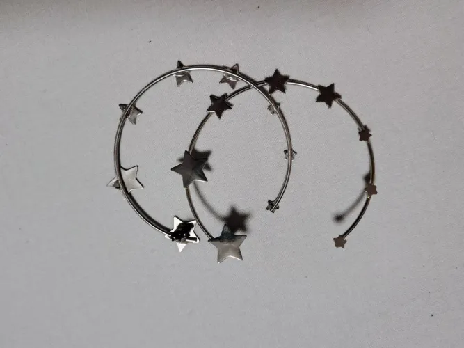 brinco argola de estrelas (com tarraxa)