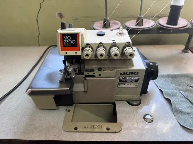 Máquina de costura interloque