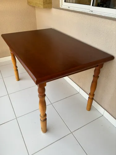 Mesa de madeira retangular com quatro cadeiras