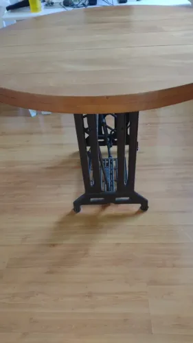 Mesa redonda (madeira maciça) com base de ferro em antiga máquina de costura