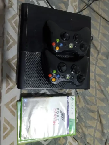 Vendo Xbox 360 travado com 2 controles + 2 jogos