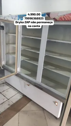 Expositor refrigerado três portas