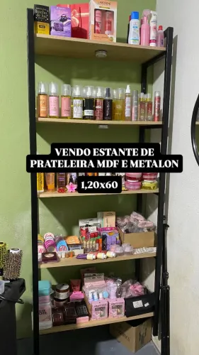 Estante de metalon com MDF