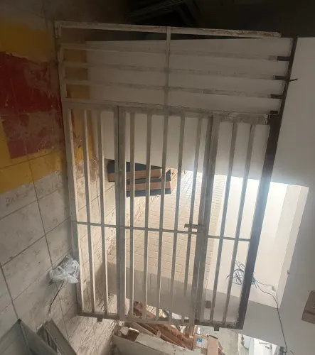 Grade com porta no meio