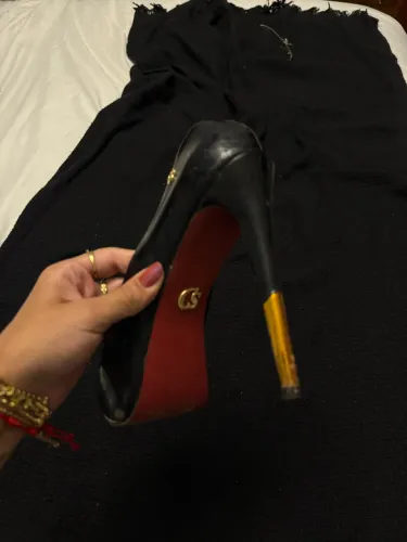 Salto Carmen Steffens preto com solado vermelho