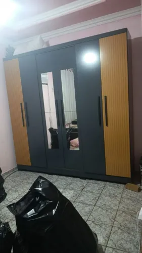 Guarda roupa com espelho 