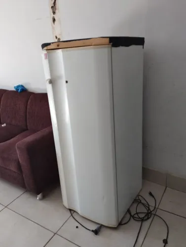 Vendo uma geladeira pequena
