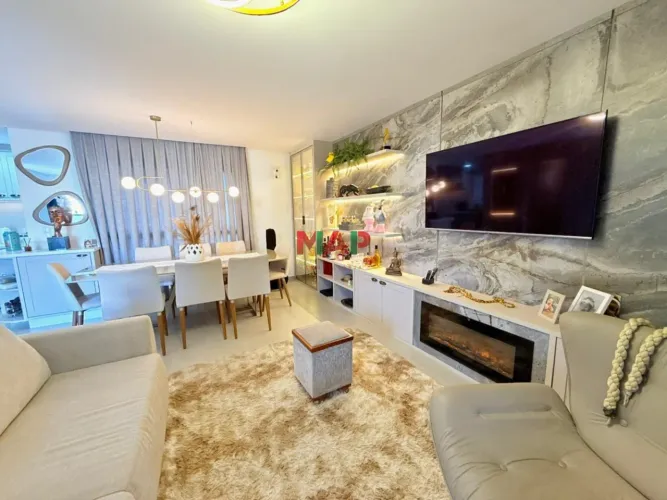Sobrado espaçoso com 3 quartos, suíte e 4 vagas no Portão, Curitiba