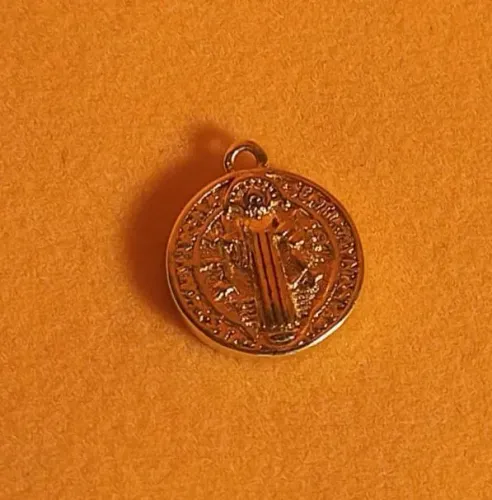 Medalha de São Bento pequena banhada em ouro 18k.