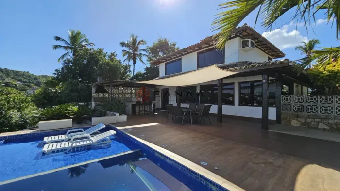 Linda casa com piscina de borda infinita e vista panorâmica/Cabo Frio
