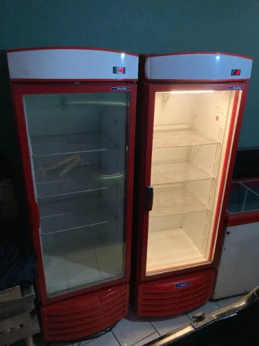 Vendo Expositora, Freezer, Chapa, Coifa, Fritadeira, Placa, Toldo, Mesas e Cadeiras.