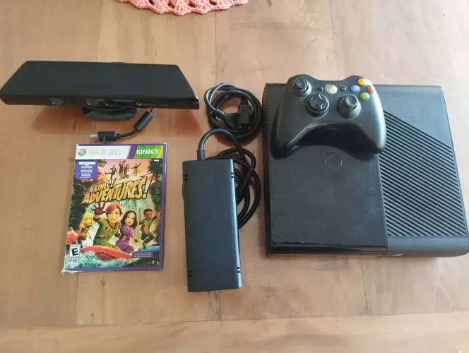 Xbox 360, com Kinect e jogo
