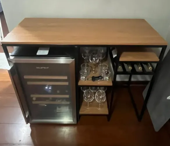 Aparador decorativo com adegueira e cervejeira integrada