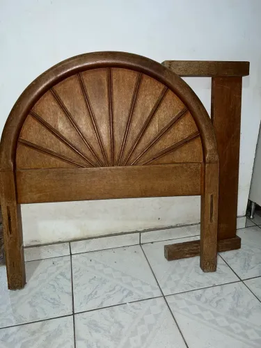 Cama de Solteiro em Madeira Maciça Tipo Mogno/Cerejeira - Perfeito Estado