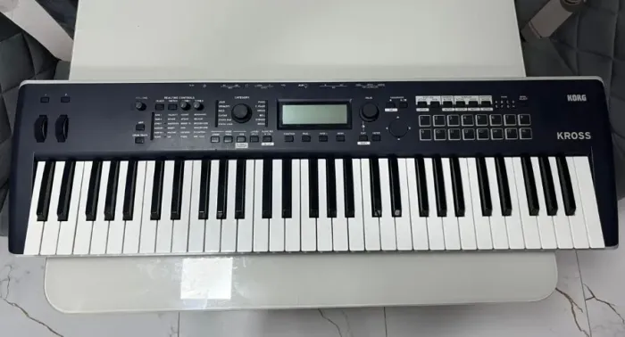 Teclado Korg Kross 2 (Acompanha capa sob medida)
