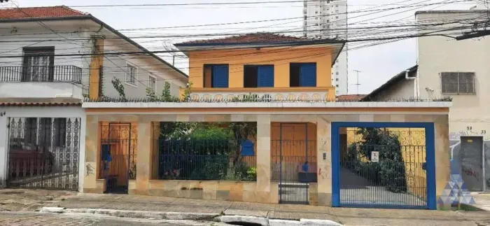 Sobrado para aluguel e venda possui 180 metros quadrados com 4 quartos