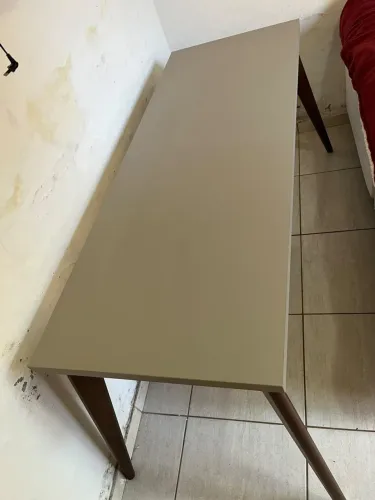 Mesa/aparador com pés de madeira