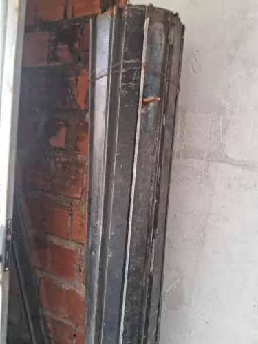 Vendo portão de rolo em perfeito estado de 1.75 de largura por 3.5 altura  e uma proteção 