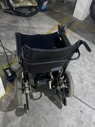 Cadeira de rodas motorizada 