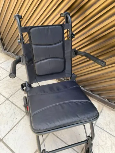 Cadeira de rodas leve e cabe em qualquer  porta malas