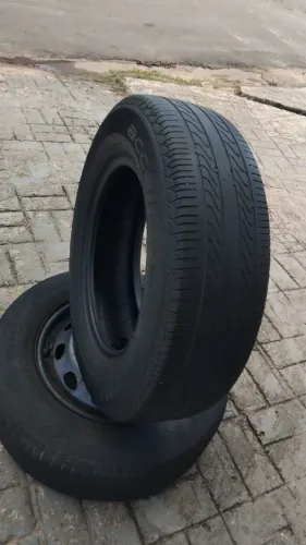 Vendo 2 pneus um encalhado