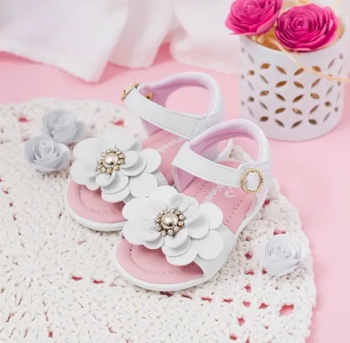 Sandália Bebê Menina Pinokio Com Flor 3d E Pérola