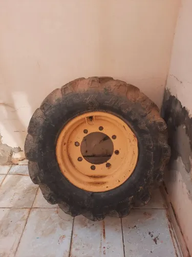 RODA E PNEU RETROESCAVADEIRA VOLVO 4×4