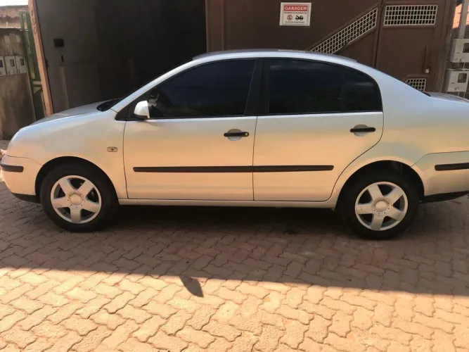 Volkswagen Polo Sedan 1.6 MI 101cv 8V 4P 2005