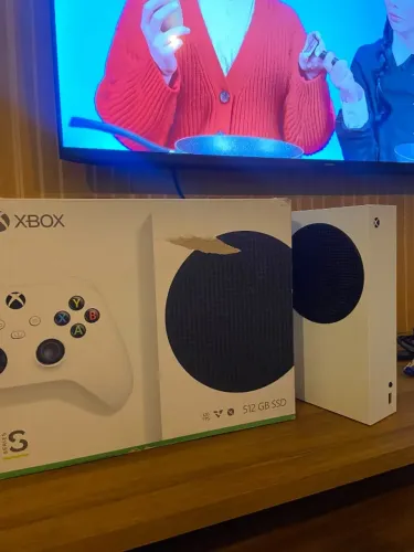 Xbox Series S - 2 Controles