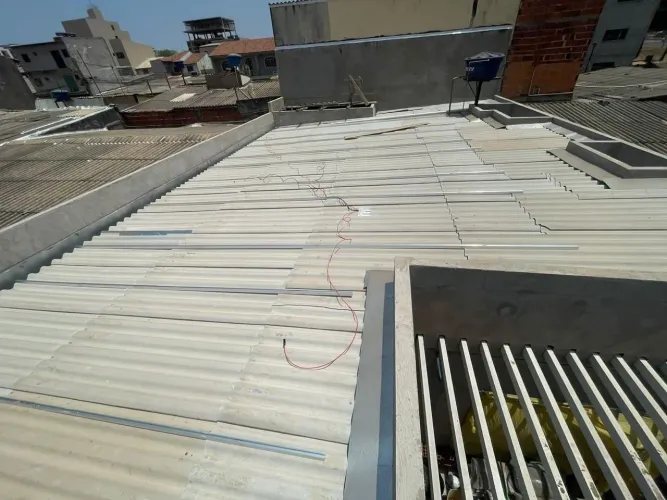 Todo o telhado + ferragens, 130m² área