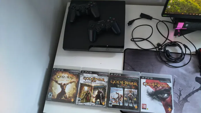 Playstation 3 Slim + jogos God of War 