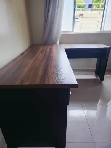 MESA DE ESCRITÓRIO EM L - REFORÇADA COM RODINHAS