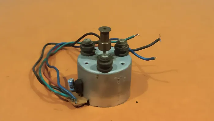 Motor do toca discos gradiente Tt575 uso de correia (usado)