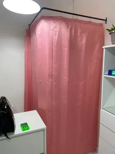 Cortina rosa com suporte para provador