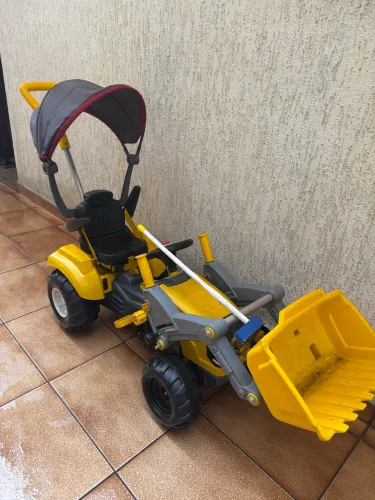Trator infantil escavadeira e pedal