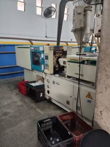 Injetora de Plástico 80 Ton ano 2009