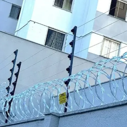 Cerca elétrica com concertina instalada