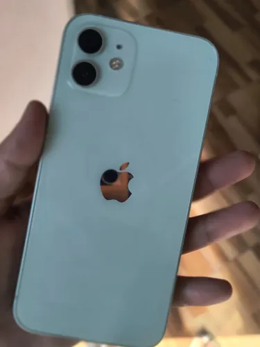 iPhone 12, sem detalhe nenhum 