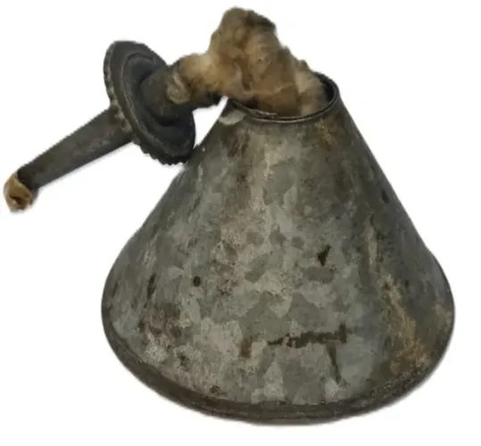 Antiga lamparina ( candeeiro ou fifó ) feita de metal, possivelmente zinco ou folha de fla