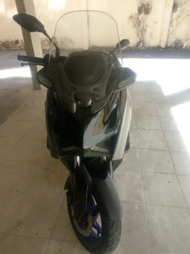 Vendo Yamaha XMax 300 2026 connected.