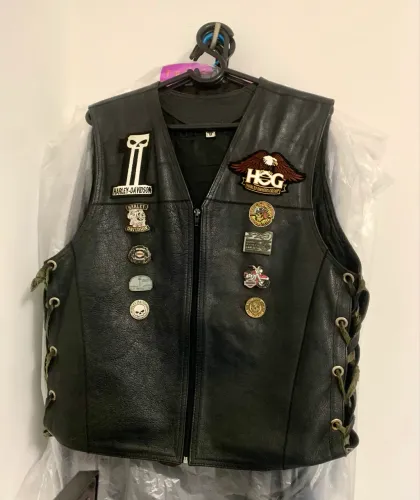 VENDO COLETE EM COURO PURO COM PATCS E PINS ORIGINAIS HARLEY DAVIDSON 