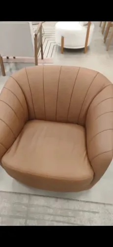 POLTRONA EM COURO LEGÍTIMO 100%