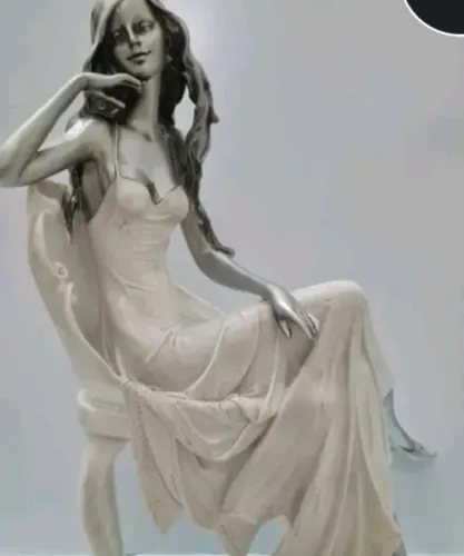 Mulheres sentadas estátua