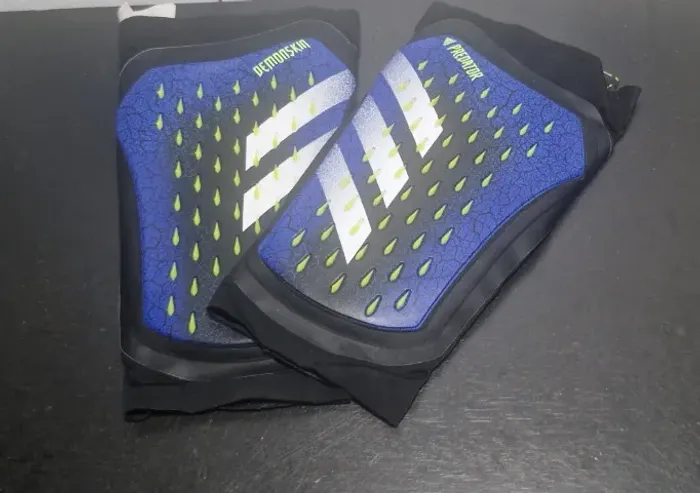 Caneleira de Futebol Adidas Predator Pro Skin - Tam: M